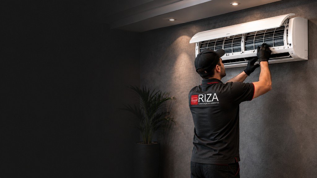 Técnico da RIZA Climatização realizando manutenção de ar-condicionado em Ituiutaba-MG
